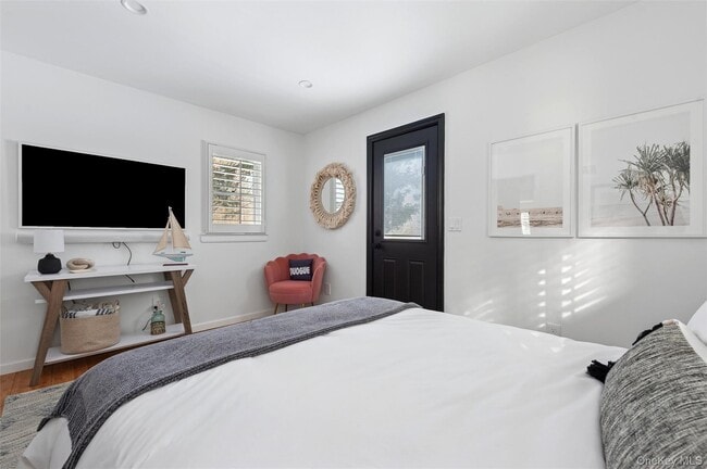 Building Photo - 3 1st Pl