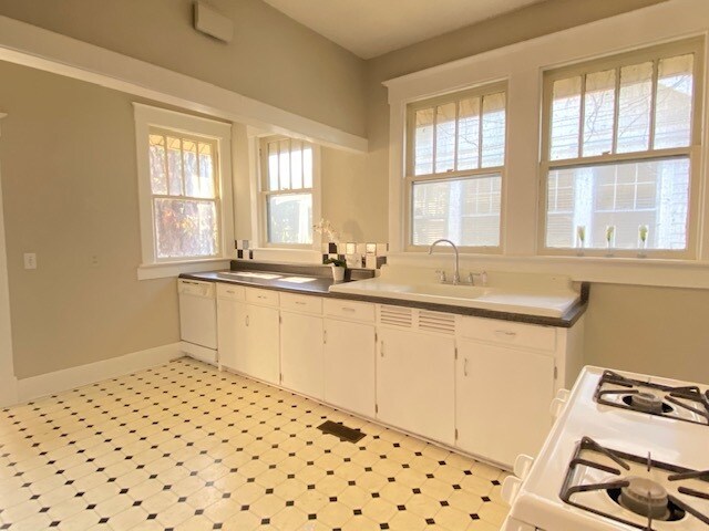 Kitchen - 228 E 52nd St