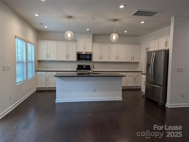 Building Photo - 5906 Fenway Dr