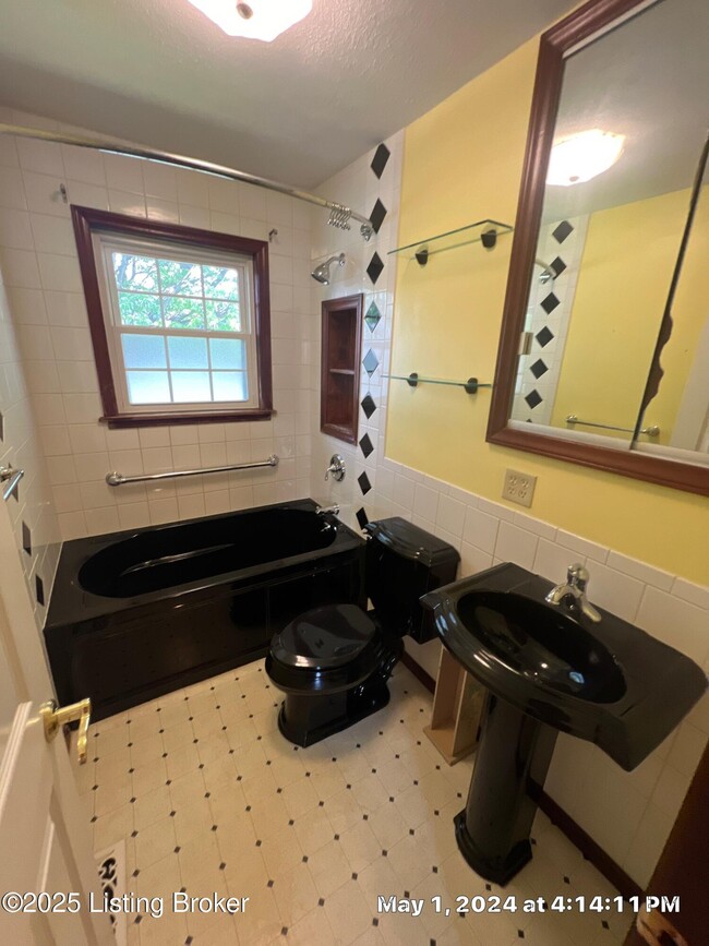 Building Photo - 230 S Circlecrest Dr