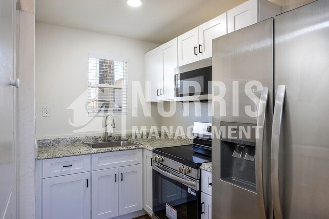 Building Photo - Beautifully Updated Studio Space with Private Entrance