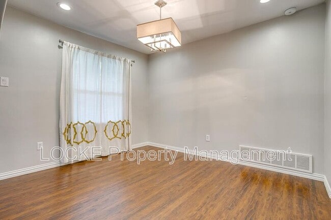 Building Photo - 902 Churchill Rd