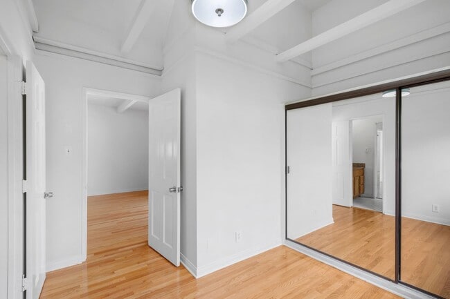 Building Photo - Spacious 4 BR 3 BA Home in Prime West L.A.