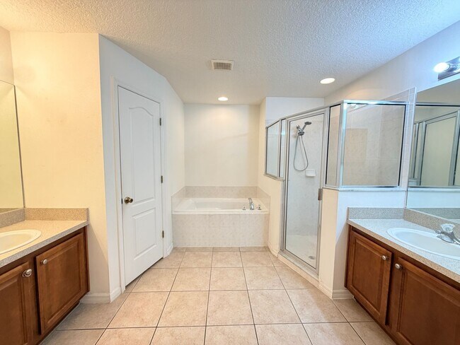 Building Photo - 10438 Vista Pines Loop