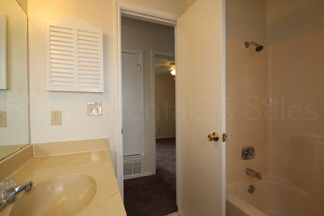 Building Photo - 1112 Goodhue Dr