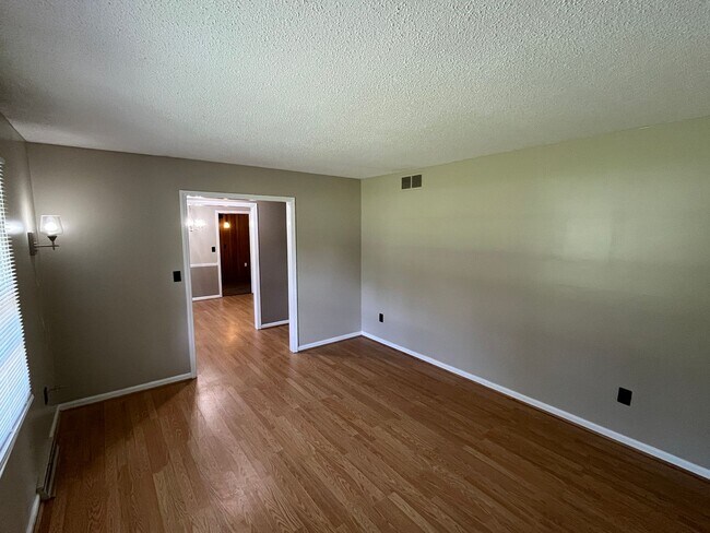 Building Photo - Spacious 4-Bedroom 3-Bathroom Brick Home in Arcadia Area