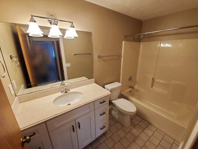 Main Bath - 1502 W Weiland Ln