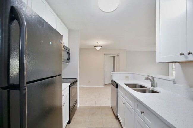 Building Photo - Beautiful 2/2 Cozy Condo with a Covered Pa...