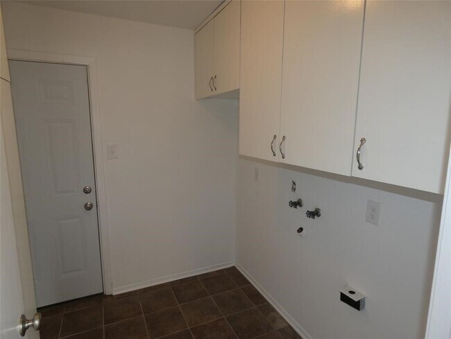 Building Photo - 3406 Rockyridge Dr