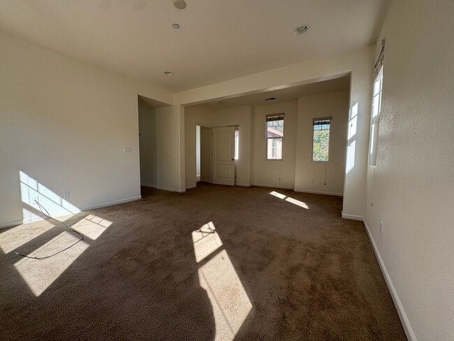 Building Photo - Gorgeous 4 Bedroom Home! Close to Great Sc...