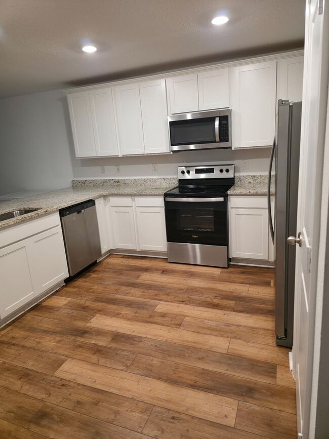 Building Photo - Brand New 3/2/2 furnished close to I75 to ...