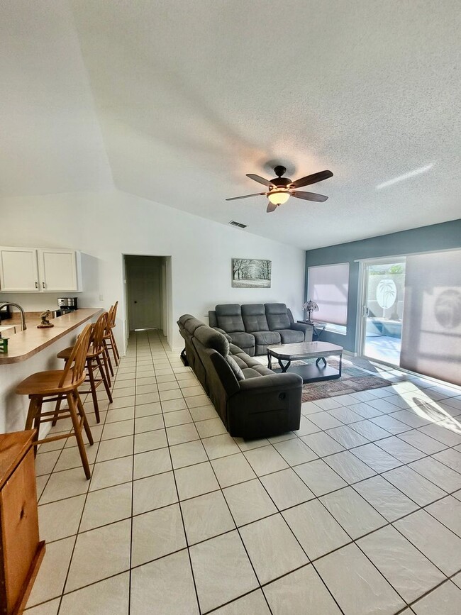 Building Photo - Fully furnished 3 bed 2 bath in beautiful Davenport