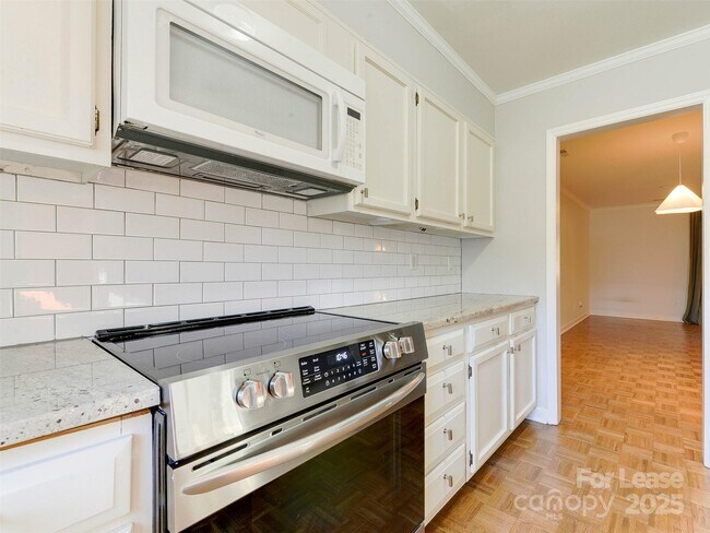 Building Photo - 527 Hawthorne Ln