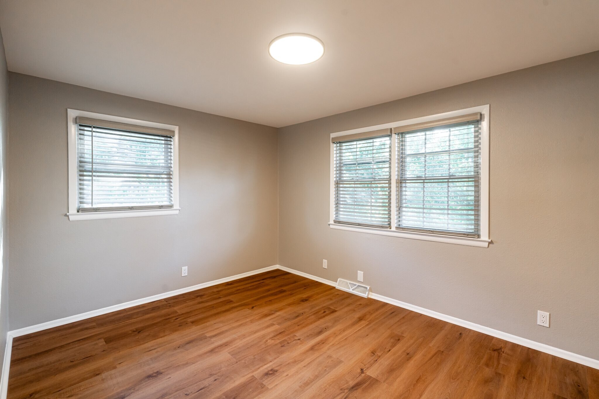 Building Photo - 4956 W Midland Dr