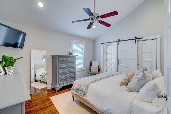 Building Photo - Midtown Rental in Forest Hills