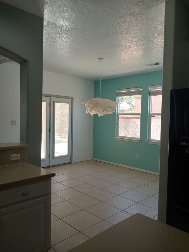 Building Photo - Easy Commute to Los Alamos or Santa Fe
