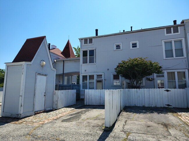 Building Photo - 1217 N 11th St