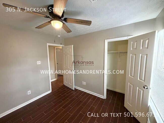 Building Photo - 305 N Jackson St