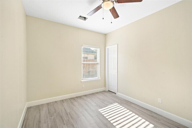 Building Photo - 5618 Ridgeway Dr