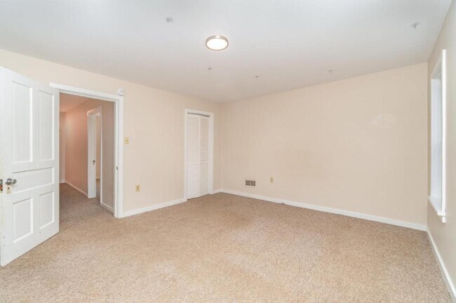 Building Photo - 602 W Louther St