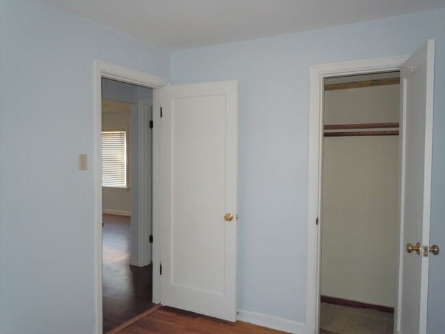 Building Photo - Cute Two Bedroom Cottage with Garage!