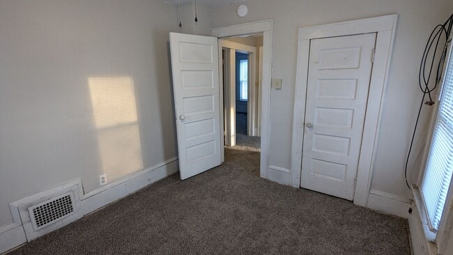 Building Photo - Charming 3-bedroom, 1.5-bathrooms home located in the heart of Akron