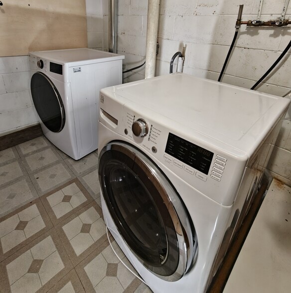 LAUNDRY - 2212 Bartlett Ave