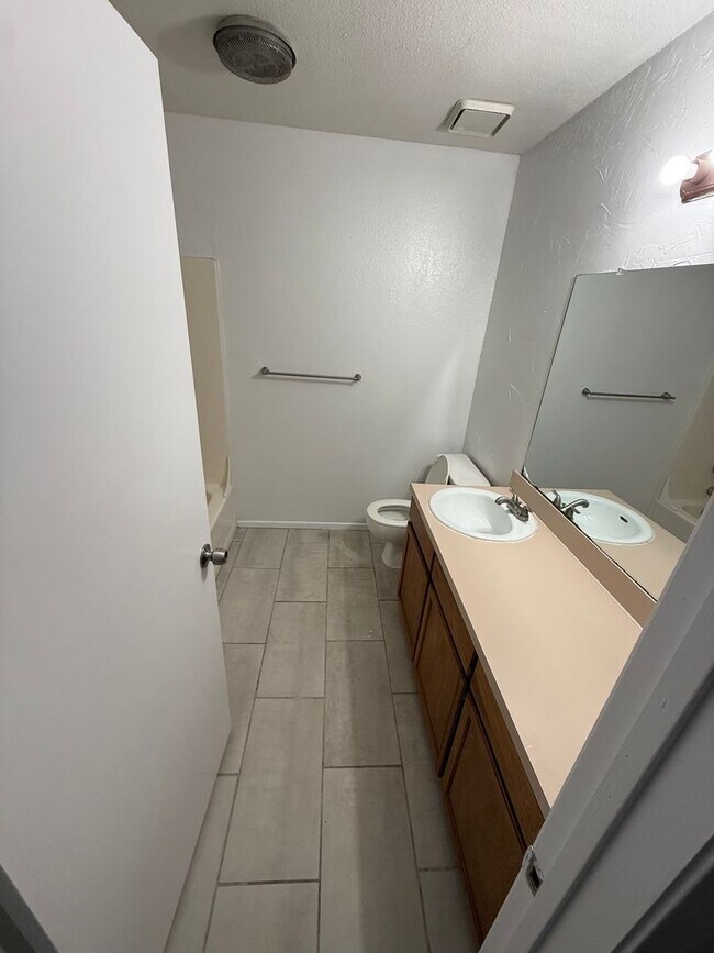 Building Photo - Charming 2-bedroom 2-bath brick duplex "ARLINGTON"