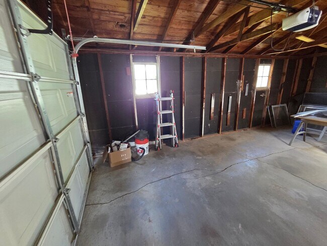 Building Photo - 4 Bedroom remodeled House Cedar Falls