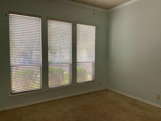 Building Photo - Beautiful 3 bedroom townhome available for rent for ASAP move in!!!! Medical Center Area!!!