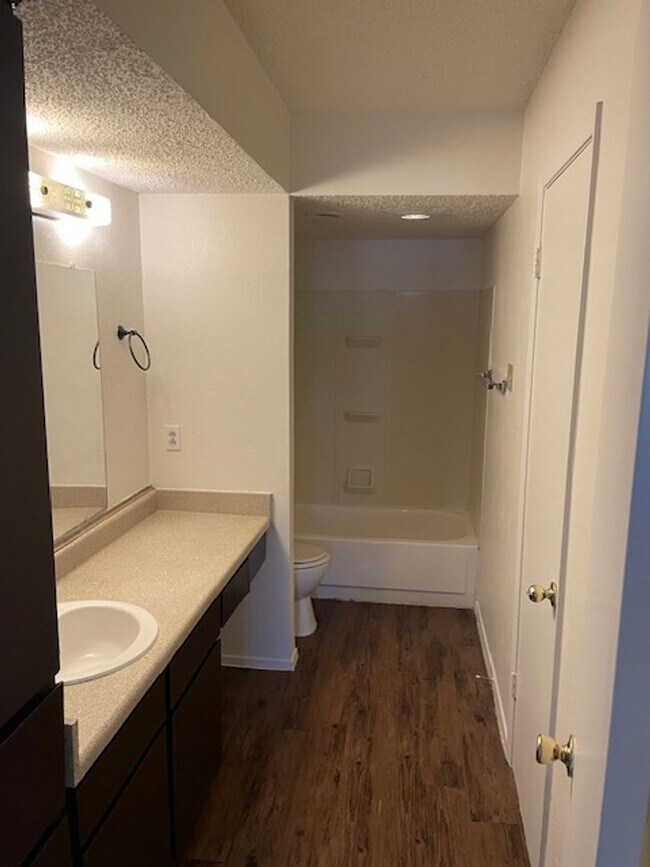 Building Photo - 708 Cooper N Ct