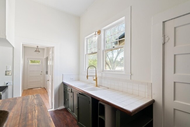 Building Photo - 603 E Losoya St