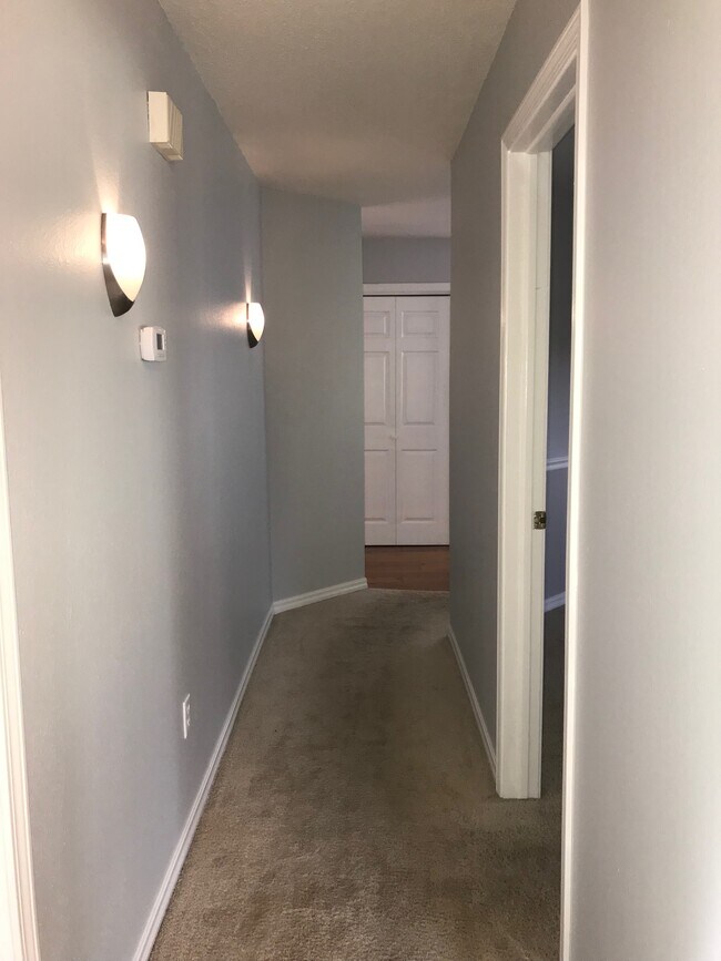 Building Photo - 2010 S Elm St