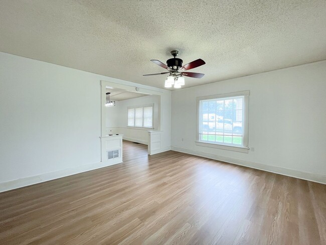 Building Photo - Updated 3 bedroom home