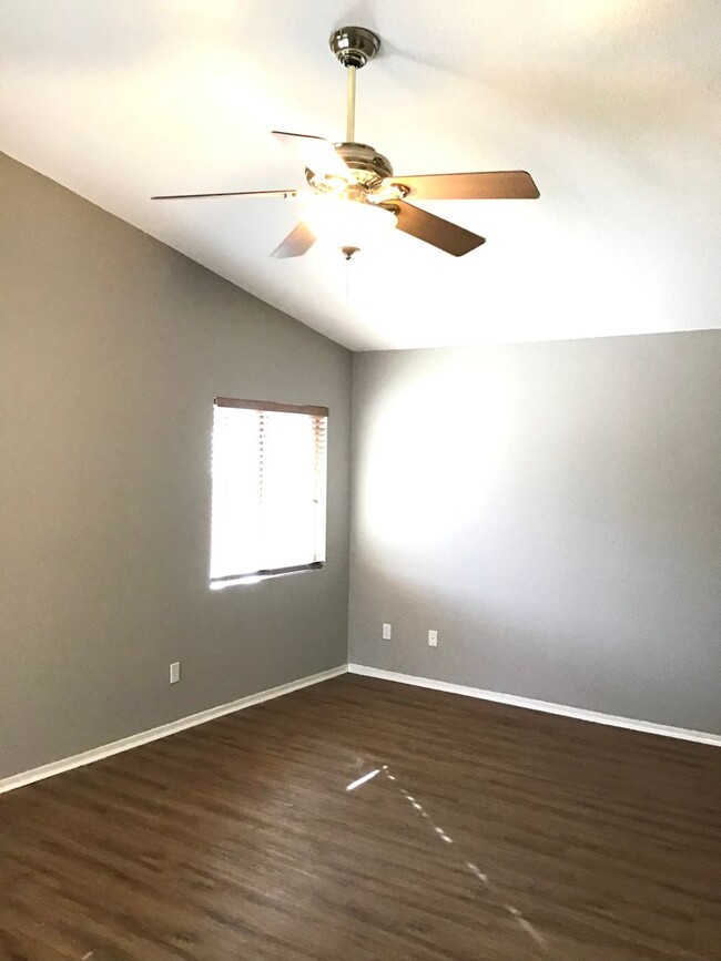 Building Photo - Nice Clean 3 Bdrm/ 2Ba located Off Linda V...