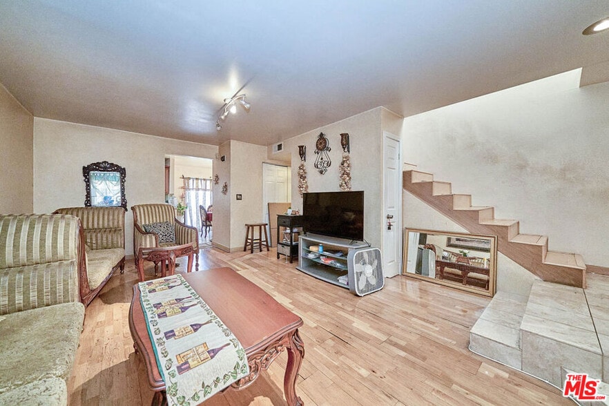 Building Photo - 219 N Isabel St