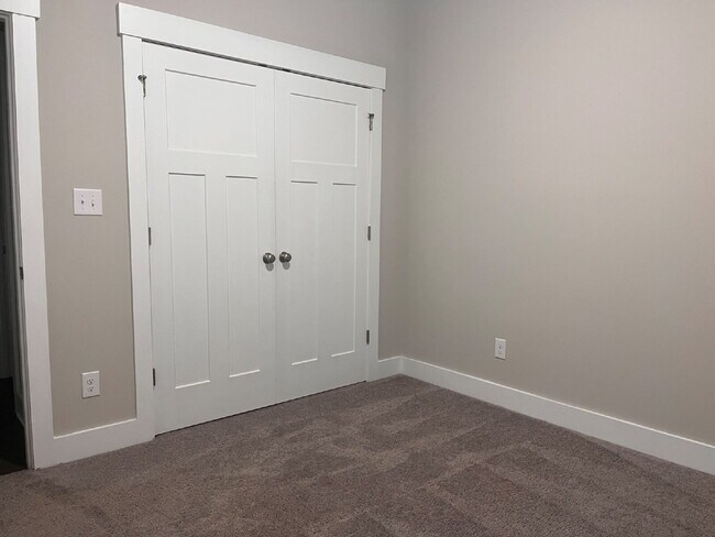 Building Photo - 14741 Greenleaf Dr