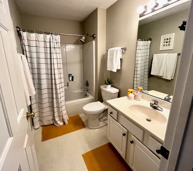 Guest bath - 173 Bellhaven Dr