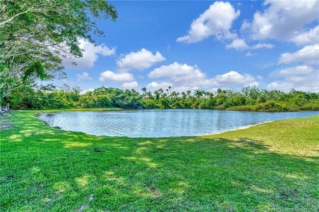 Building Photo - 511 SW South River Dr