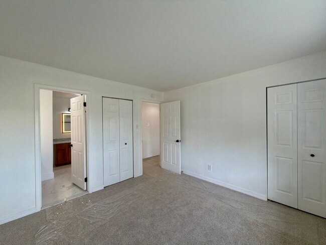 Building Photo - 605 Cobble Creek Curv