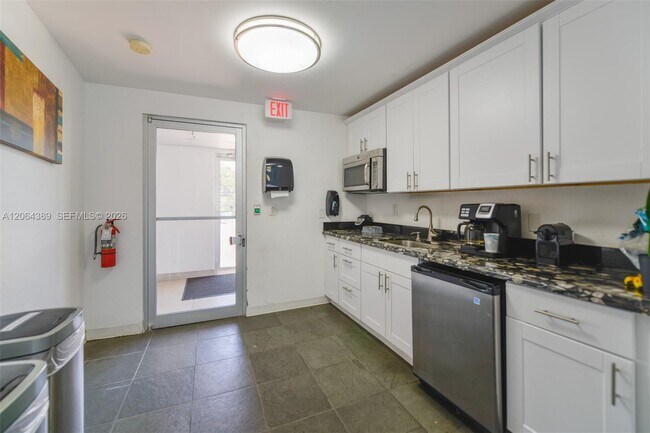 Building Photo - 401 Golden Isles Dr