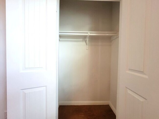 Building Photo - **Gorgeous 3 Bedroom 2 Bathroom Home in Au...