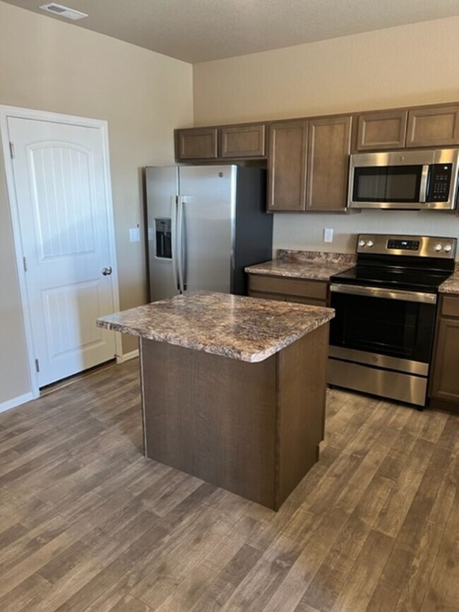 Building Photo - PRACTICALLY NEW 3 Bedroom Townhome