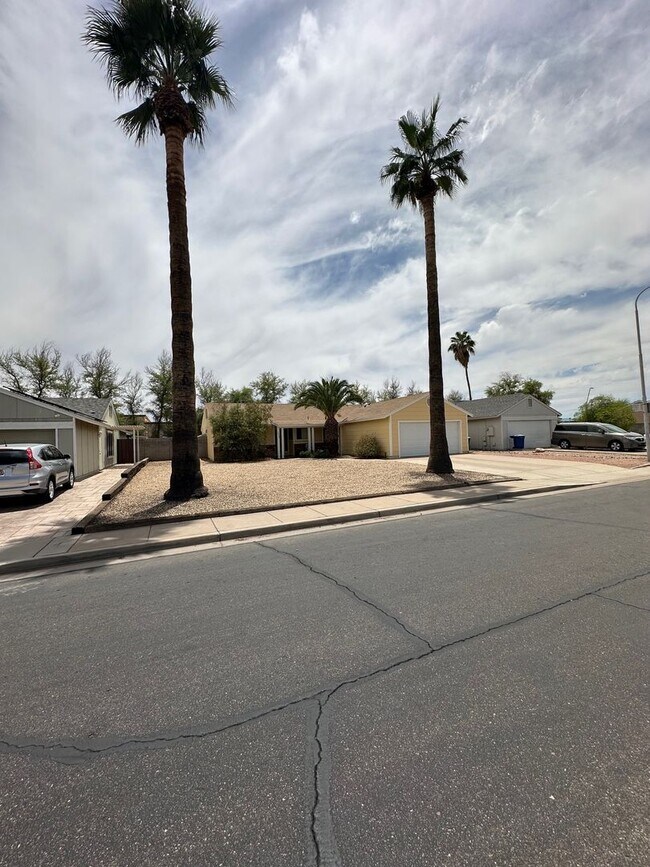 Building Photo - Chandler single family home with Pool!