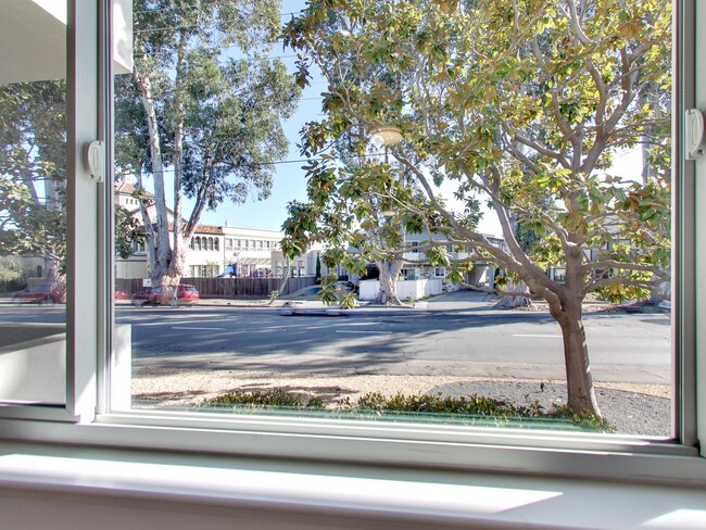 Building Photo - 1504 Newlands Ave