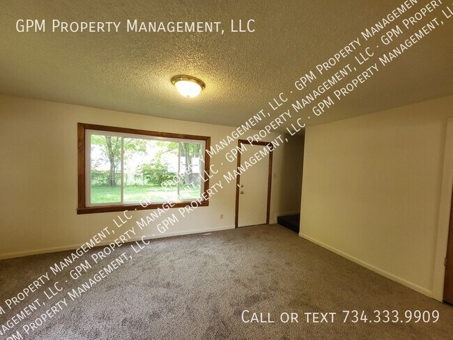 Building Photo - 2310 Deerfield Ct