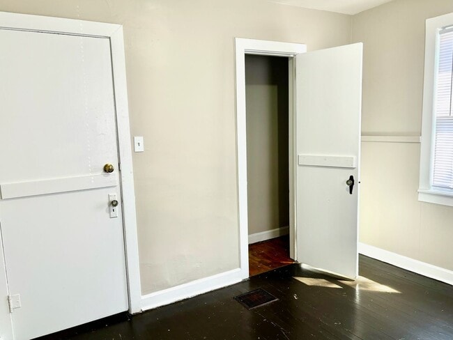 Building Photo - Spacious 2 bedroom home near Churchill Dow...