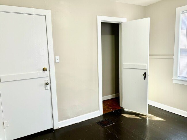 Building Photo - Spacious 2 bedroom home near Churchill Downs- Section 8 accepted