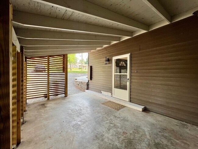 Building Photo - ADORABLE CONTEMPORARY 2 BEDROOM IN THE HEART OF WEST HILLS!!!