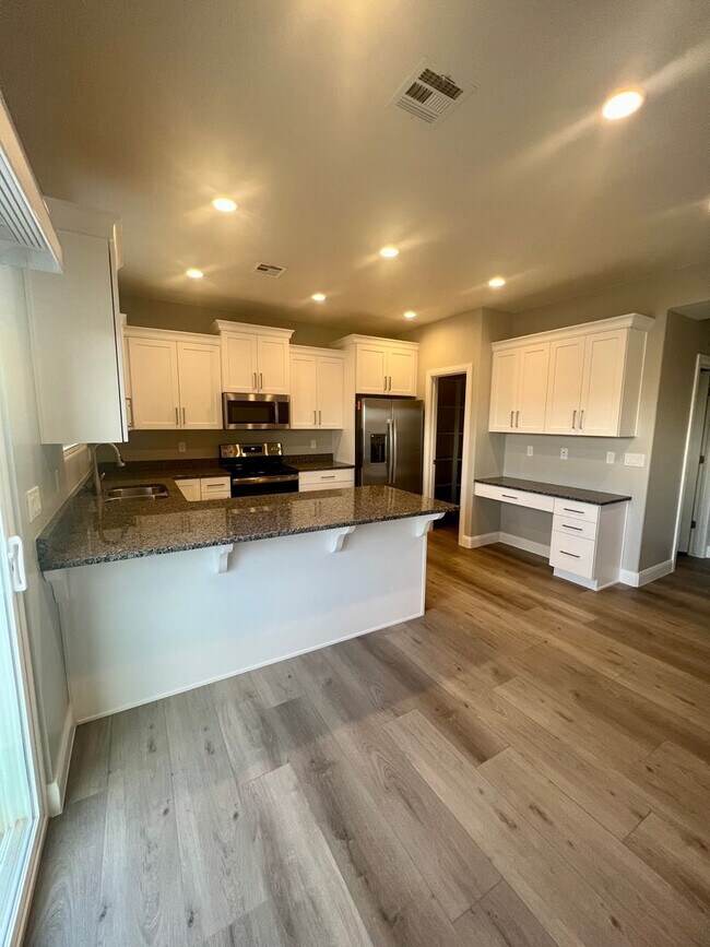 Building Photo - Beautiful newer 3 bedroom, 2.5 bathroom townhome! Amazing views!